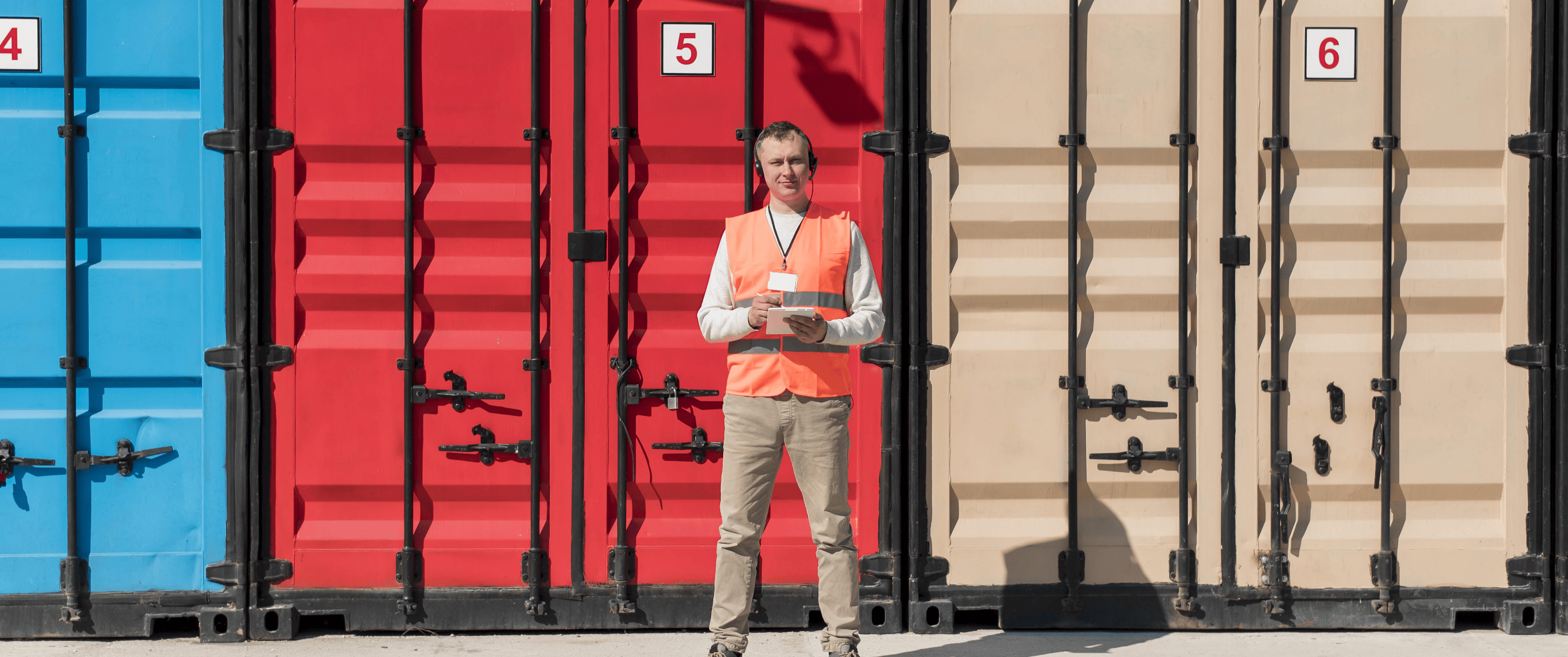 Image d’ambiance Euroports – travailleur devant des conteneurs maritimes colorés – ambiance logistique
