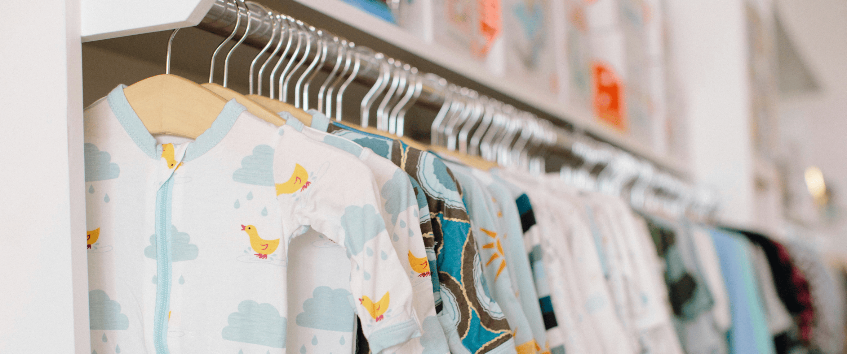 Image d’ambiance Loopery – vêtements de bébés suspendus – ambiance douce et colorée
